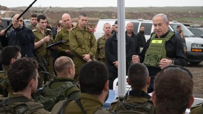 以色列总理内塔尼亚胡（右）周四访问国防军北方司令部总部，然后参观上加利利的一个炮兵连，并与预备役步兵和炮兵交流。（图取自以色列总理面子书）