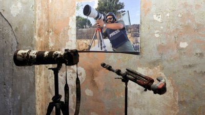 国际特赦组织和人权观察周四召开的新闻发布会上，展示了属于遇害路透社录影记者伊萨姆的装备。（图取自路透社）
