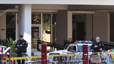 美国内华达大学拉斯维加斯分校周三发生枪击事件后，警方封锁校园区域展开调查。（图取自法新社）