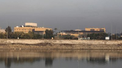 图为位于伊拉克首都巴格达绿区，靠近底格里斯河的美国大使馆。（法新社档案照）