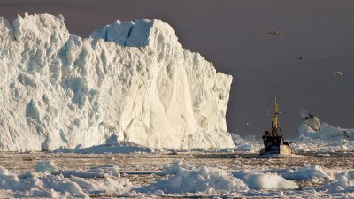 格陵兰冰山近年来因气温上升而面临融化危机，可能导致海平面上升，进而影响全球气候和生态系统。（路透社档案照）