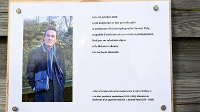 法国巴黎附近的孔夫兰-圣奥诺里讷，有一块纪念2020年遭斩首的法国中学历史教师帕蒂的牌匾。（路透社档案照）