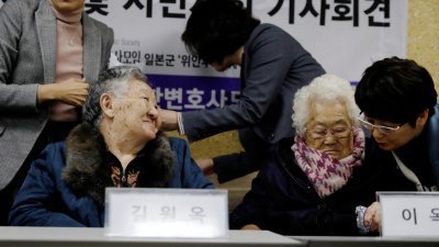2019年11月13日，韩国的“慰安妇”受害者在首尔中央地方法院，出席向日本政府索赔的案件审理。时隔4年，她们终于讨回公道。（路透社档案照）