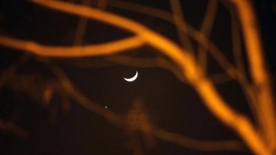 2017年1月2日晚的金星合月景象。（图取自网络）