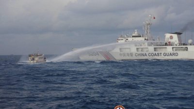 菲律宾海岸防卫队发言人塔里拉在社交媒体平台上发布照片，指控中方船只朝菲方发射水炮并冲撞补给船。（图取自X/Jay Tarriela）