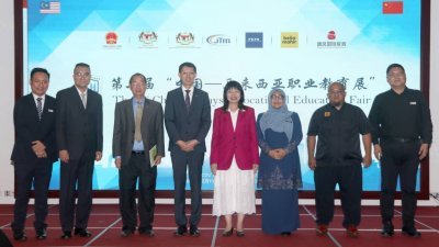 副教长林慧英（左5）为第二届中国—马来西亚职业教育展主持开幕。左起为陈有权、刘海光、吴恒灿、赵长涛、哈菲赞、米占和庄雷。