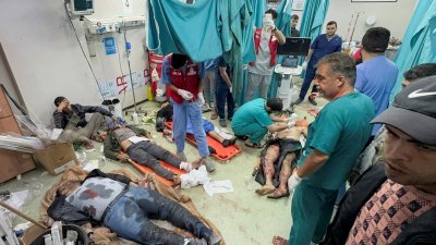 在加沙南部汗尤尼斯唯一仍在运作的纳赛尔医院，大批因以色列袭击的伤者在周日几乎无间断地被送往该院。（图取自路透社）