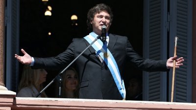 米莱于当地时间周日宣誓就任阿根廷总统，他在宣誓仪式结束后，在总统府阳台上告诉支持者：“我们将使国家重新站起来，让阿根廷再次伟大。”（图取自路透社）