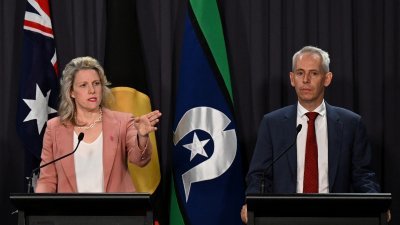 澳洲内政部长奥尼尔（左）和澳洲移民部长吉尔斯于12月6日，在澳洲堪培拉国会大厦出席新闻发布会。（图取自AAP Image/路透社）