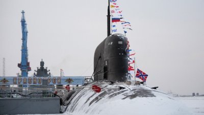 在北极北德文斯克港口，由俄罗斯总统普京主持升旗仪式的“克拉斯诺亚尔斯克”号核潜艇。（图取自俄罗斯卫星通讯社/法新社）