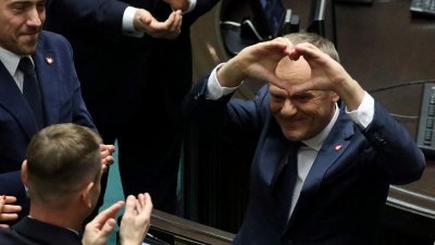 公民联盟党魁图斯克在国会投票成为新总理后，向支持他的议员们高比“爱心”。（图取自Slawomir Kaminski/Agencja Wyborcza.pl/路透社）