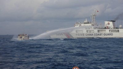 中国海警船周日在南中国海，使用水炮攻击一艘驶向仁爱礁的菲律宾补给船。（图取自菲律宾海岸警卫队/路透社）