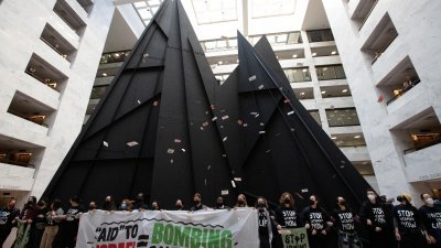 活动人士在美国国会山庄的哈特参议院办公大楼举行公民不服从活动，呼吁加沙永久停火并调整对以色列的军事援助。（图取自路透社）
