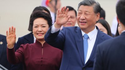 中国国家主席习近平和夫人彭丽媛周二抵达河内国际机场，获越南当局在机场热烈欢迎。（图取自法新社）