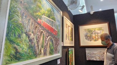 升旗山机构与槟城艺术协会联办“绮丽多彩的升旗山”画展，共展出52幅画作。