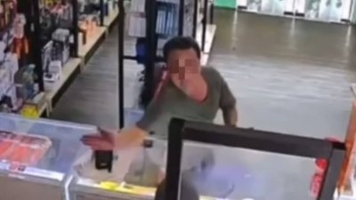 男子因手机贴膜被自己用蛮力扯下破裂，却把气撒在女店员身上，出手掌掴对方左脸颊。