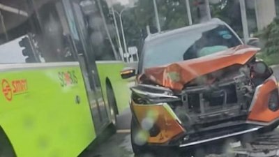影片显示，一辆SMRT巴士和一辆橘色轿车相撞，轿车的车头破损严重，车牌也被撞掉。 （影片截图）