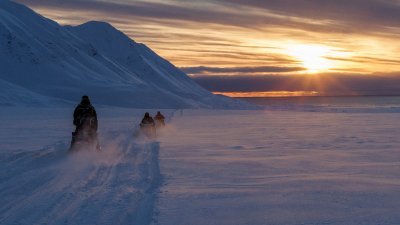科学家驾驶雪地摩哆，在挪威斯瓦尔巴群岛新奥勒松穿越北极地区。（路透社档案照）