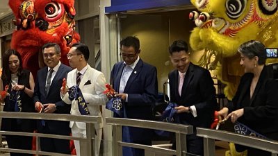 阿都卡林（右3）为ARAMAZ BORNEO（MM2H）有限公司砂拉越─马来西亚第二家园一站式服务中心主持开幕礼。左起为该公司经理郑善梅、董事温斯顿及丘伟光；右起为董事蔡瑞文及董事经理翁浩云。