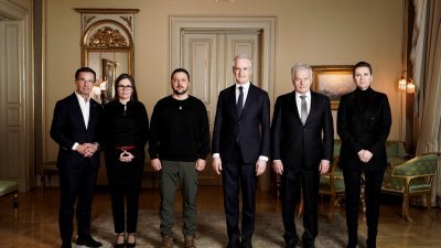 乌克兰总统泽连斯基（左3）当地时间周三突访挪威奥斯陆，与北欧5国领袖会谈期间拍摄大合照。（图取自NTB/路透社）