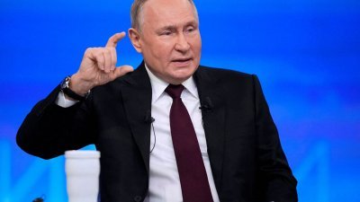 俄罗斯总统普京周四在莫斯科举行的年度大型记者会上，回应提问。（图取自路透社）