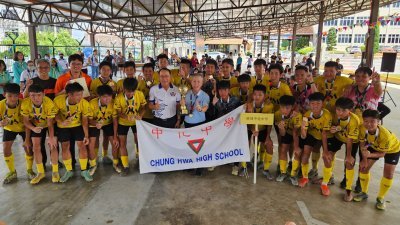 麻坡中化中学足球队夺下2023年第5届马来西亚华文独中足球锦标赛冠军。