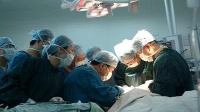 2006年4月14日，中国陕西省省会西安市的医疗团队，在为一名男子进行换脸手术。（路透社档案照）
