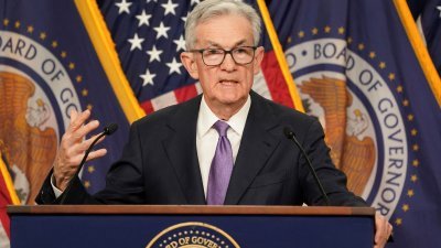 美联储委员会主席鲍威尔当地时间周三，在货币政策例会后的记者会上讲话。（图取自路透社）