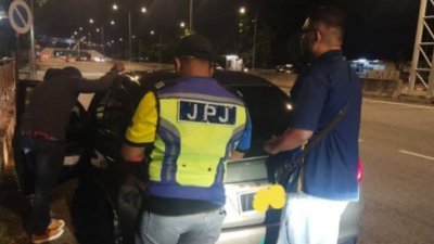 槟州陆路交通局执法人员向违例载客的电召车司机采取执法行动。