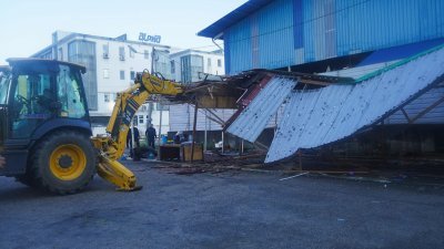 槟岛市政厅出动“神手”拆除外籍人士擅自搭建的非法棚屋。