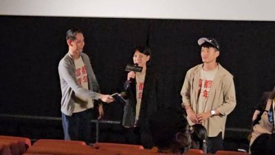 王礼霖（左起）、李心洁和陈泽耀在峇株巴辖为《富都青年》展开宣传。