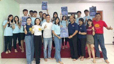 李恕馨（前左4起）移交星际特工青年领导自信培训营宣传海报给协办单位代表陈成祖。