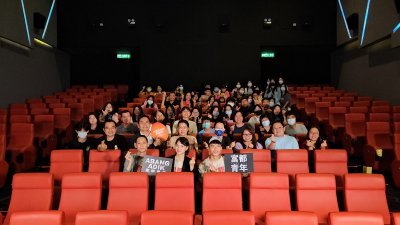 《富都青年》在峇株巴辖举行特别放映会，王礼霖（第一排左起）、李心洁、陈泽耀与观众合影留念。