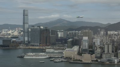 一架中国国产客机C919周六上午，飞越香港著名的维港上空。（图取自法新社）