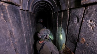 以色列军队在加沙城希法医院地下，发现一条哈马斯使用的隧道。（图取自路透社）