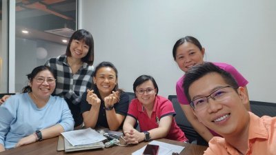 森华青召开2024年创意“福”字活动筹备会议。左起为陈毓珊、邓淑琳、俞颖琦、符欣怡、郭丽娴和罗温杰。