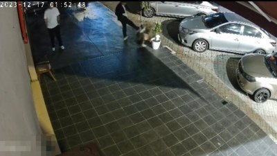网传两名男子疑在争吵中，踢爆花盆后，再将花盆砸向停在店前的轿车泄愤CCTV视频，引起网民热议。（视频截图）
