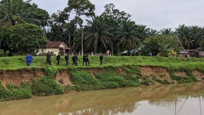 警方及其他合作单位在老翁坠入深沟地点距离7.9公里范围沿著明吉摩河及美兰黛河搜寻。