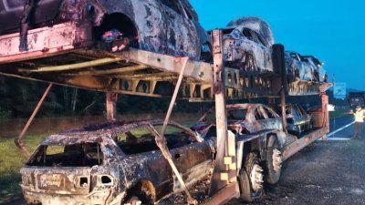 7辆改装轿车被大火烧毁。