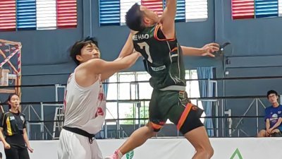 森男蔡伟皓越过甲男防守探篮拿分。