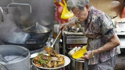 86岁“潮州婶”驻守摊口长达40载，每天准备10多道传统潮州菜。