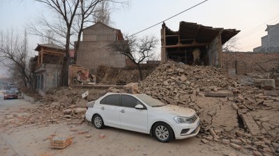 中国甘肃省临夏回族自治州积石山县大河家镇的建筑，在周一深夜发生的强震中倒塌。（图取自法新社）