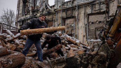 乌克兰顿涅茨克州的小镇莱曼，是俄乌战争的前线，当地建筑受被空袭摧毁，加上冬天没有暖气，民众收集木材用来起火取暖。（图取自路透社）