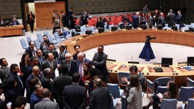 联合国安理会周二的会议期间，成员国的代表聚集在一块展开讨论。（图取自路透社）