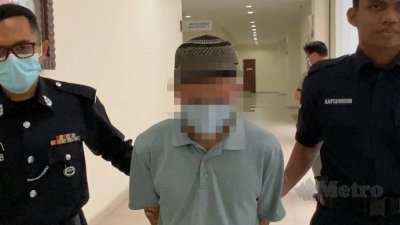 56岁按摩师（中）涉嫌性侵12岁亲生女儿，周三（20日）在麻坡地庭面控否认有罪，获准以8000令吉及一名担保人保外候审。（图取《大都会日报》）