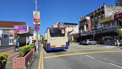 槟岛市政厅将在车水路设巴士专用车道，并展开为期半年的测试。
