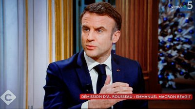 法国总统马克龙当地时间周三晚间在巴黎爱丽舍总统府，接受法国电视5台“C a vous”电视节目专访时发表讲话。（图取自法新社）