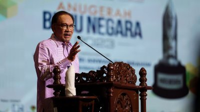 安华强调，作为全民首相的他不能只照顾单一种族，应当公平对待所有马来西亚人民。