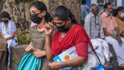 印度喀拉拉邦新冠病例最近急速上升，在科钦当地的政府医院，访客们都戴上了口罩。（图取自网络）
