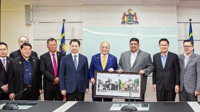 马六甲首席部长拿督斯里阿都拉勿（右6）赠送纪念品予华总总会长丹斯里吴添泉（右7）。